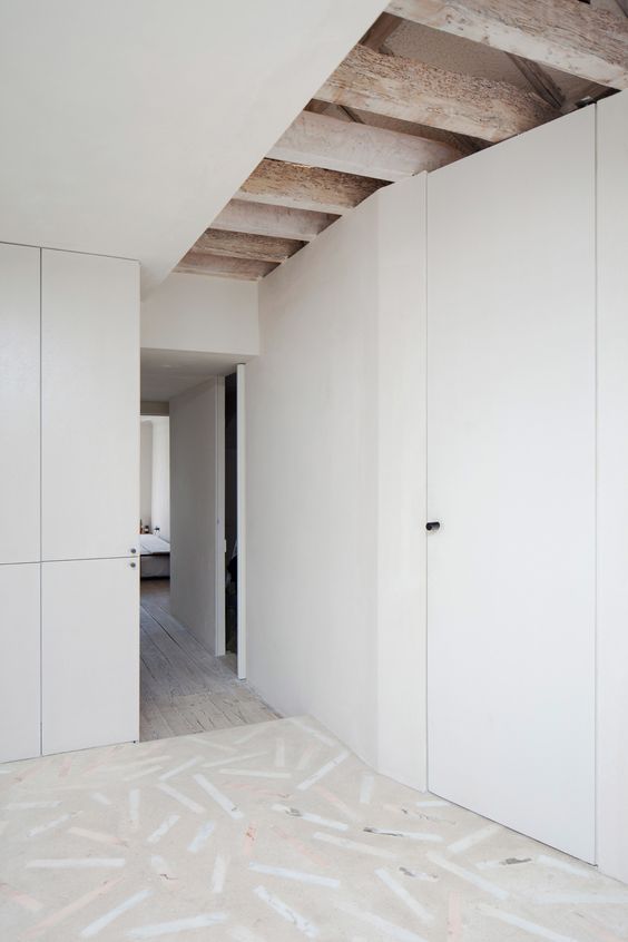 пол из кусочков мрамора